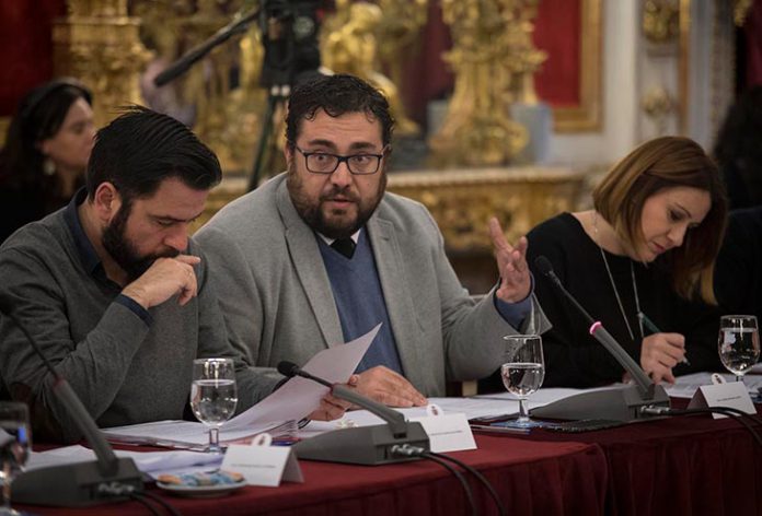 En la fotografía, el diputado Jaime Armario explica en el Pleno de enero el contenido del Plan de Deportes 2018