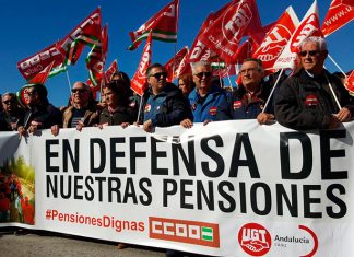 UGT y CCOO se concentran a las puertas de la subdelegación por unas pensiones dignas
