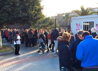 Colas para comprar las localidades para la Gran Cabalgata del Carnaval de Cádiz