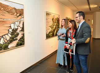 La delegada de Economía visita la muestra ‘Paisajes andaluces’, organizada por el Foro y el Consejo Social de la UCA Gema Pérez, entre Olga de la Pascua e Ismael Vaca, visitando 'Paisajes andaluces'.