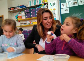 La Presidenta de la Junta, Susana Díaz, participa en la ruta de la fruta del Frutibús