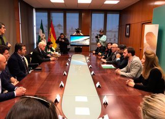 El consejero de turismo y deporte presenta campaña de promoción de las playas de Cádiz