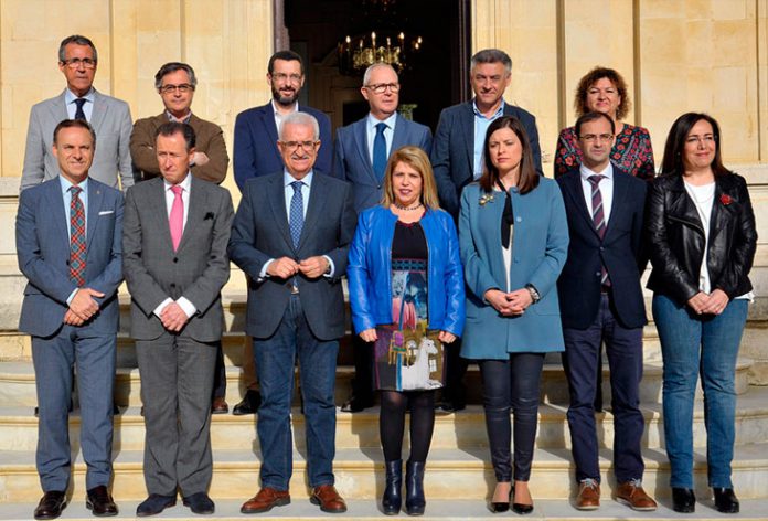 El vicepresidente Manuel Jiménez Barrios junto a los regidores de los ocho municipios mayores de 50.000 habitantes de Cádiz.