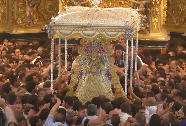 La Virgen del Rocío entra en su templo tras cerca de diez horas de procesión