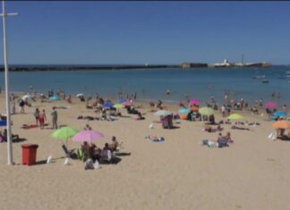 El Ayuntamiento de Cádiz permitirá el baño en las playas desde este viernes