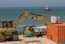 Costas inicia los trabajos de aporte de arena en La Barrosa tras los temporales del invierno