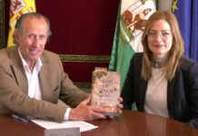 El alcalde de Chiclana presenta el libro ‘Tierra de vino y sal’, de Melisa Franco