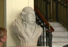 Un busto de Alejandro Risso preside desde hoy el Atrio del Ayuntamiento