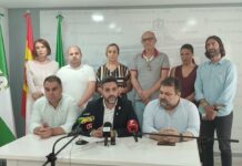 Una concejal del PSOE del gobierno de Vejer dimite y el alcalde le pide que devuelva el acta