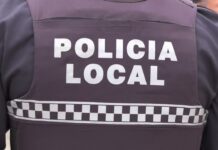 La policía local detiene a una persona por un presunto delito contra la salud pública