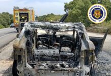 Un vehículo queda calcinado tras incendiarse en la A-372
