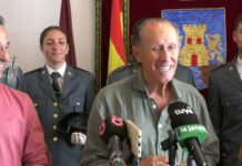 El alcalde recibe a los agentes en prácticas del puesto de la Guardia Civil en Chiclana