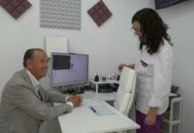 El alcalde de Chiclana visita las instalaciones del Centro Auditivo La Familia